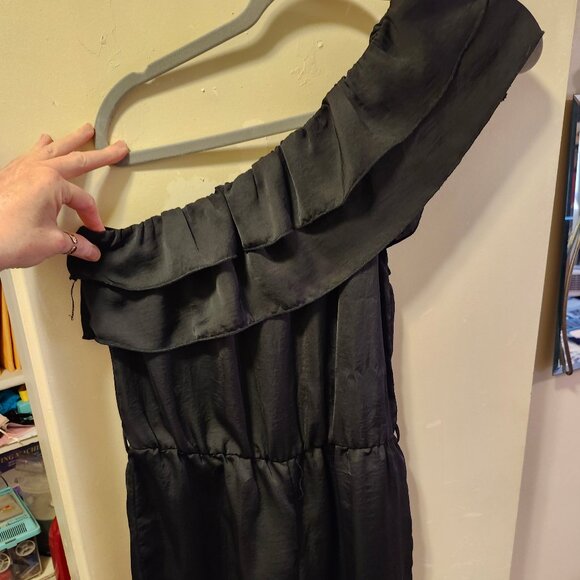 CUTE AND FUN UPSCALE BLACK ROMPER WITH RUFFLED SHOULDER~ - Picture 6 of 11